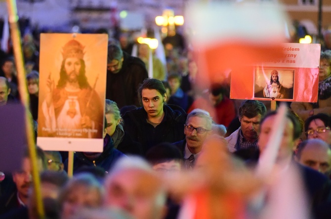 Tłumy na wieczornym Marszu Pamięci