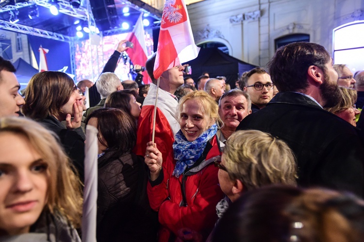 Tłumy na wieczornym Marszu Pamięci