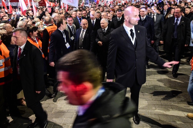 Tłumy na wieczornym Marszu Pamięci