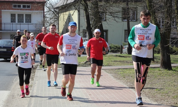 Andrzej Derwich (pierwszy z prawej) z grupą biegaczy