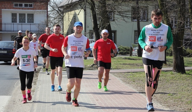 Andrzej Derwich (pierwszy z prawej) z grupą biegaczy