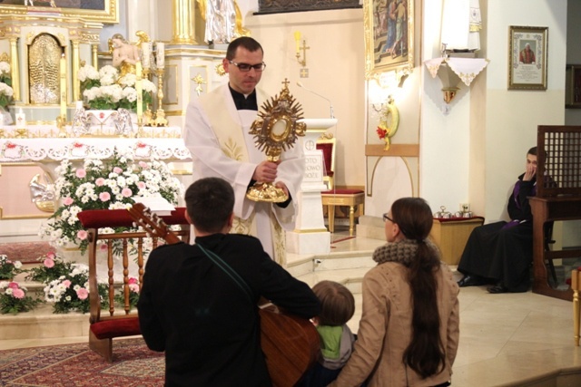 Wieczór uwielbienia Bożego Miłosierdzia w Zabrzegu