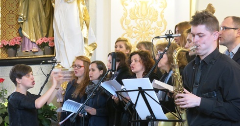 Rozśpiewana inauguracja