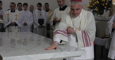 Św. Józef już z ołtarzem