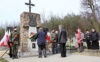 Pod pomnikiem ofiar zbrodni katyńskiej na cmentarzu w Głogowcu delegacje złożyły kwiaty