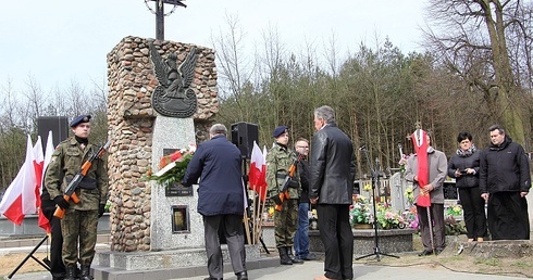 Pod pomnikiem ofiar zbrodni katyńskiej na cmentarzu w Głogowcu delegacje złożyły kwiaty