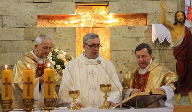 W Niedzielę Miłosierdzia ks. kan. Władysław Droździk (w środku) obchodził 50-lecie kapłaństwa