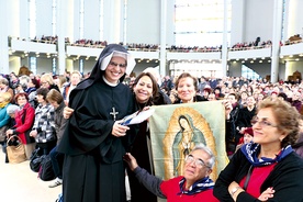  Pielgrzymi z Meksyku przywieźli ze sobą wizerunek Matki Bożej z Guadalupe. Po Łagiewnikach oprowadzała ich s. Gaudia ZMBM