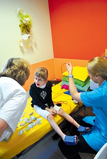  Dzięki kilkuletniej rehabilitacji Roksana cierpiąca na porażenie mózgowe może samodzielnie chodzić 