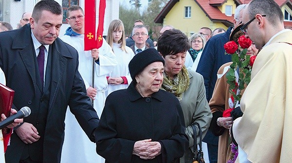  Po Mszy św. abp Edmund Piszcz poświęcił tablicę upamiętniającą bp. Tadeusza Płoskiego. Na uroczystości obecna była matka biskupa, Kazimiera Płoska