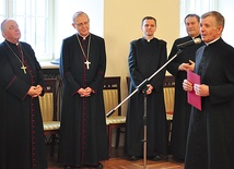  Ks. kan. Wiesław Gutowski dziękuje biskupowi płockiemu za przywrócenie dawnej godności świątyni kolegiackiej kościołowi farnemu