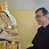  O. Piotr Męczyński przed odnowioną figurą Matki Bożej Bolesnej z Obór