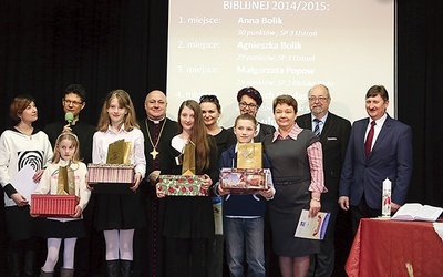  Laureaci 20. Konkursu Wiedzy Biblijnej z opiekunami i organizatorami. Od lewej: Ania i Agnieszka Bolik