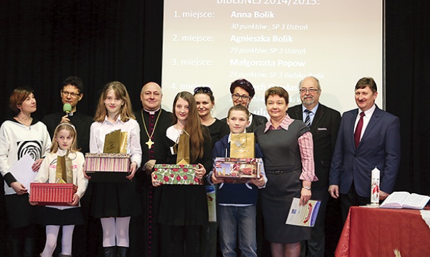  Laureaci 20. Konkursu Wiedzy Biblijnej z opiekunami i organizatorami. Od lewej: Ania i Agnieszka Bolik