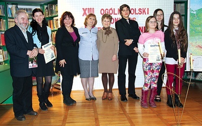  Laureaci konkursu z Teresą Lewczak (w środku) i jurorem,  poetą Juliuszem Wątrobą
