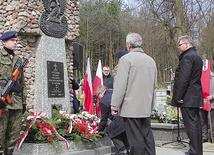  Przed pomnikiem ofiar w Głogowcu delegacje złożyły kwiaty