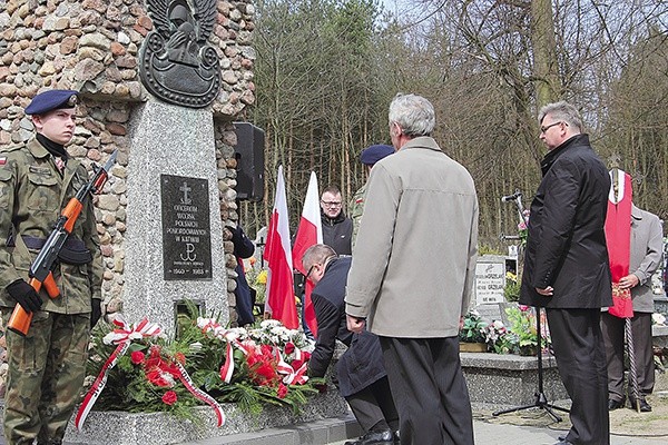  Przed pomnikiem ofiar w Głogowcu delegacje złożyły kwiaty