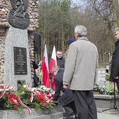  Przed pomnikiem ofiar w Głogowcu delegacje złożyły kwiaty