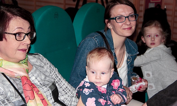 W sali zgromadziły się całe rodziny