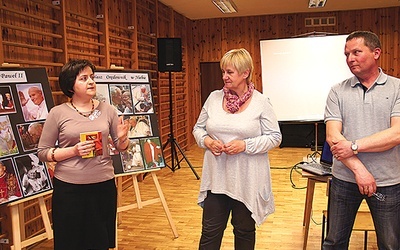  Spotkanie przygotowała Magdalena Kaźmierczak (pierwsza z lewej). Prelekcję o małżeństwie wygłosili Grażyna i Krzysztof Kowalscy