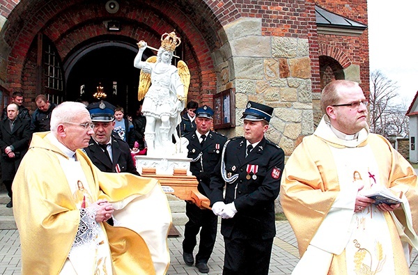  Pożegnanie figury św. Michała Archanioła z Monte Sant`Angelo przed kościołem w Górze św. Jana 