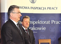  Chodzi o nową kulturę bezpieczeństwa pracy – podkreślają Bernard Karasiewicz, burmistrz Ryglic, i Benedykt Zygadło (z prawej), kierownik o. PIP w Tarnowie