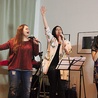  Wokalistki (od lewej): Katarzyna Bogusz, Agnieszka Musiał i Agnieszka Damrych podczas śpiewania nie szczędziły spontanicznych gestów euforii