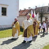  Relikwie wniesiono do świątyni w uroczystej procesji