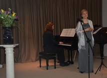 Lilianna Zalesińska i Piotr Szymonowicza w sali koncertowej sannickiego pałacu