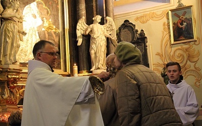 Nabożeństwo kończy się ucałowaniem relikwii św. Antoniego