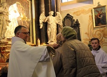 Nabożeństwo kończy się ucałowaniem relikwii św. Antoniego
