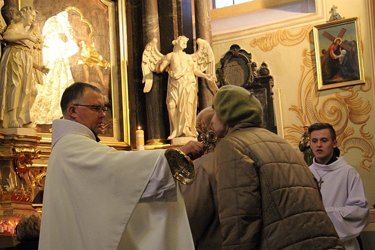 Nabożeństwo kończy się ucałowaniem relikwii św. Antoniego