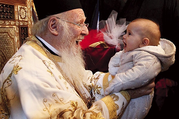  12.04.2015. Konstantynopol (stambuł). Turcja. Ekumeniczny Patriarcha Bartłomiej, honorowy zwierzchnik prawosławia, przytula dziecko po liturgii wielkanocnej. W tym roku prawosławni obchodzili Wielkanoc  tydzień później niż katolicy. 