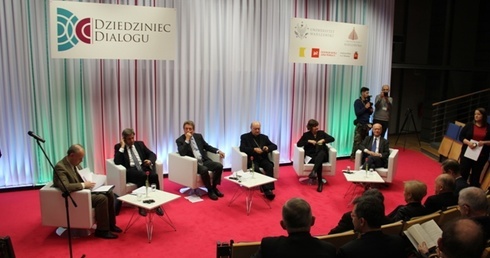 Co z tą godnością?