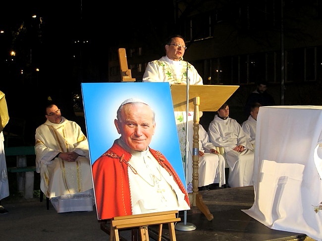 Czuwanie w "rocznicę śmierci" JPII