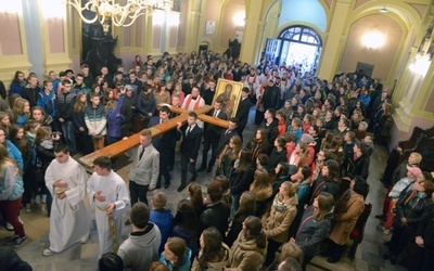 Młodzi wprowadzają symbole ŚDM do kościoła w Jedlińsku