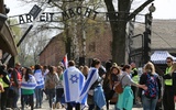 Ważnym przygotowaniem do przejścia Drogą Śmierci, łączącą dwa podobozy Auschwitz, była obecność tam: za bramą "Arbeit macht frei"...