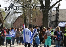 Ważnym przygotowaniem do przejścia Drogą Śmierci, łączącą dwa podobozy Auschwitz, była obecność tam: za bramą "Arbeit macht frei"...