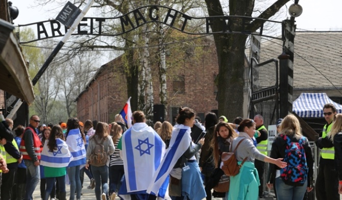 Ważnym przygotowaniem do przejścia Drogą Śmierci, łączącą dwa podobozy Auschwitz, była obecność tam: za bramą "Arbeit macht frei"...