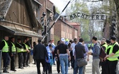 Młodzi uczestnicy Marszu Żywych w Auschwitz I