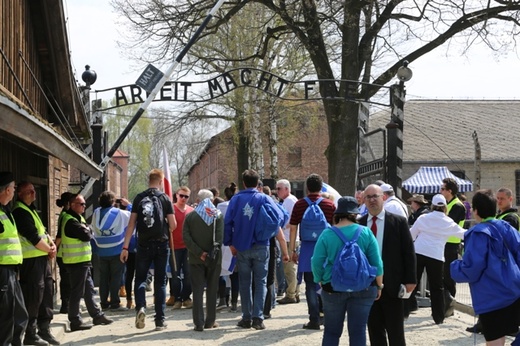 Młodzi uczestnicy Marszu Żywych w Auschwitz I