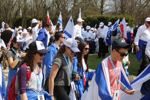 Młodzi uczestnicy Marszu Żywych w Auschwitz I