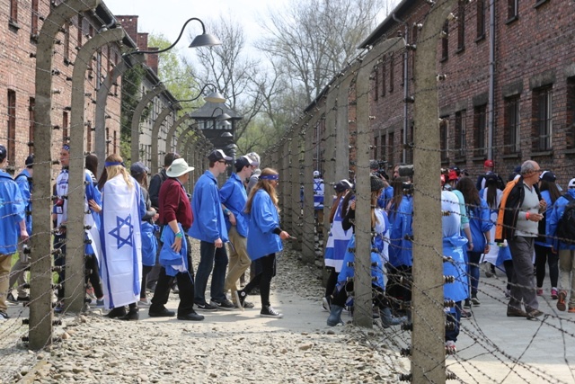 Młodzi uczestnicy Marszu Żywych w Auschwitz I