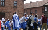 Młodzi uczestnicy Marszu Żywych w Auschwitz I