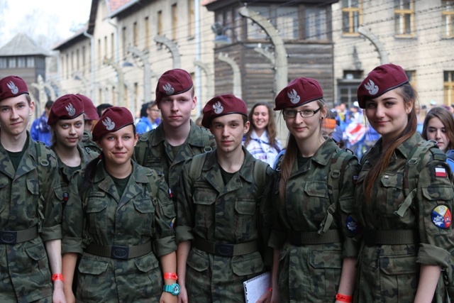 Młodzi uczestnicy Marszu Żywych w Auschwitz I