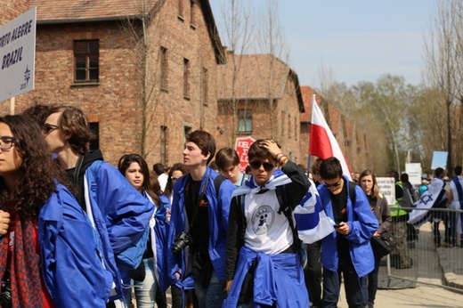 Młodzi uczestnicy Marszu Żywych w Auschwitz I