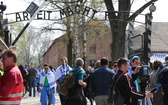 Młodzi uczestnicy Marszu Żywych w Auschwitz I