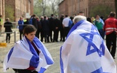 Młodzi uczestnicy Marszu Żywych w Auschwitz I