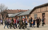 Młodzi uczestnicy Marszu Żywych w Auschwitz I