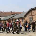 Młodzi uczestnicy Marszu Żywych w Auschwitz I